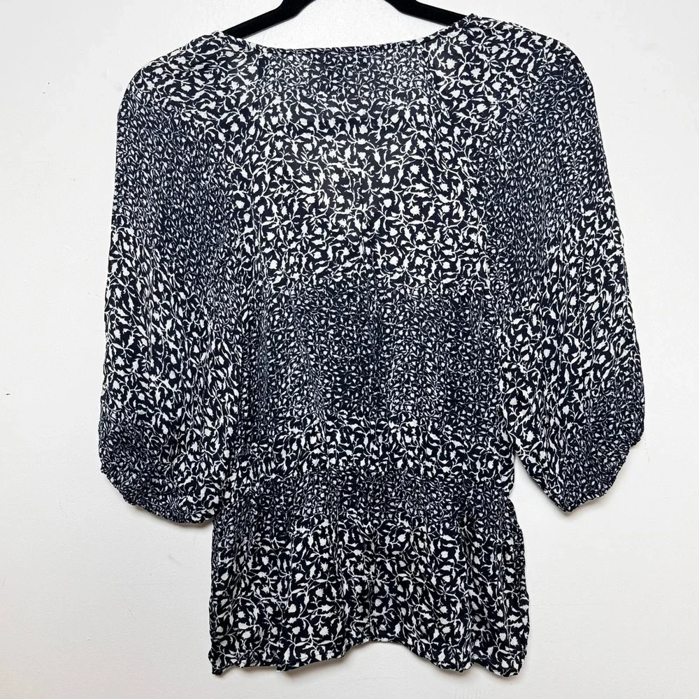 Banana Republic Silk Blouse Womens XS Navy Blue Floral Smocked Peplum V-Neck Top
